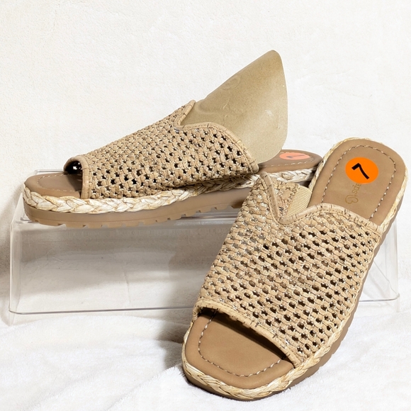 BareTraps Shoes - NWOT Baretraps TASMINE Women's‎ Slides Sandals Flat Neutral Resortwear Sz 7